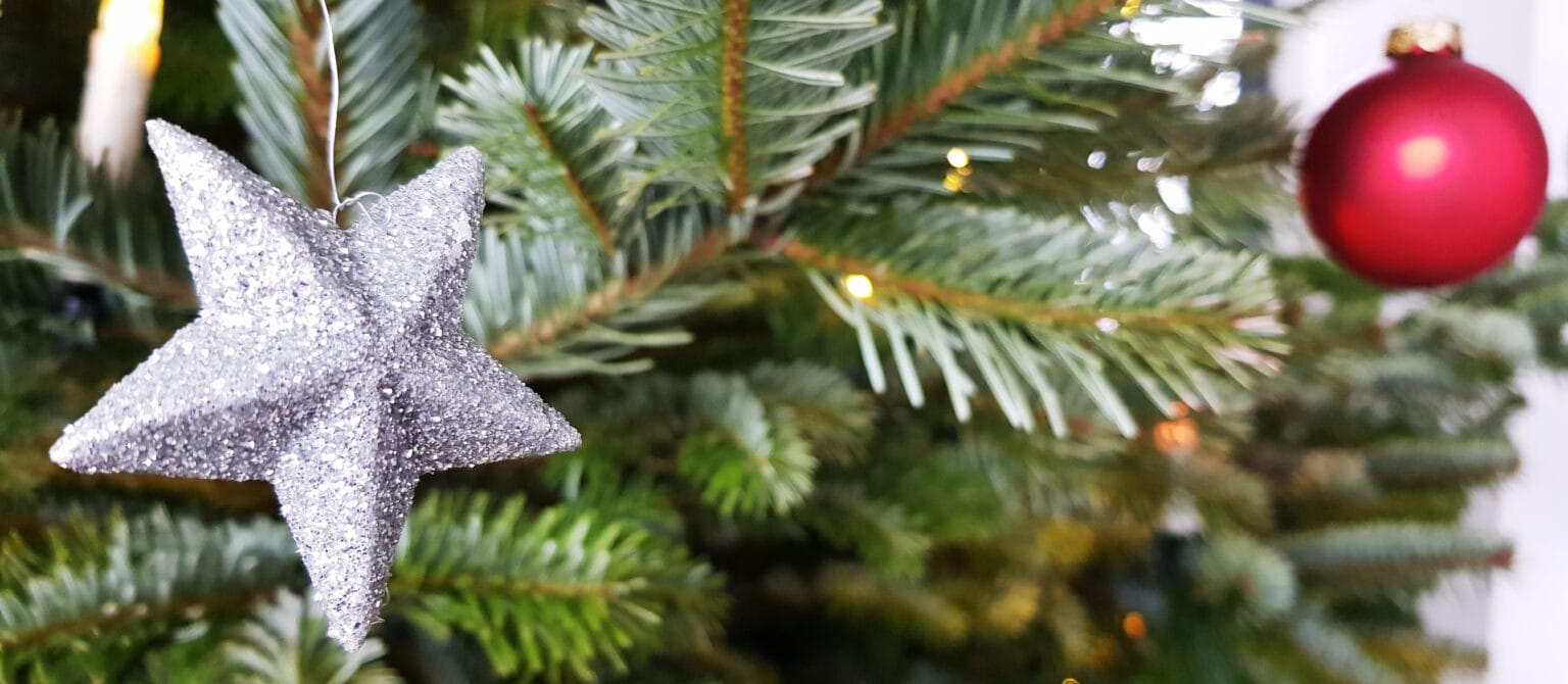 Weihnachtsdekoration hängt an einem Weihnachtsbaum.